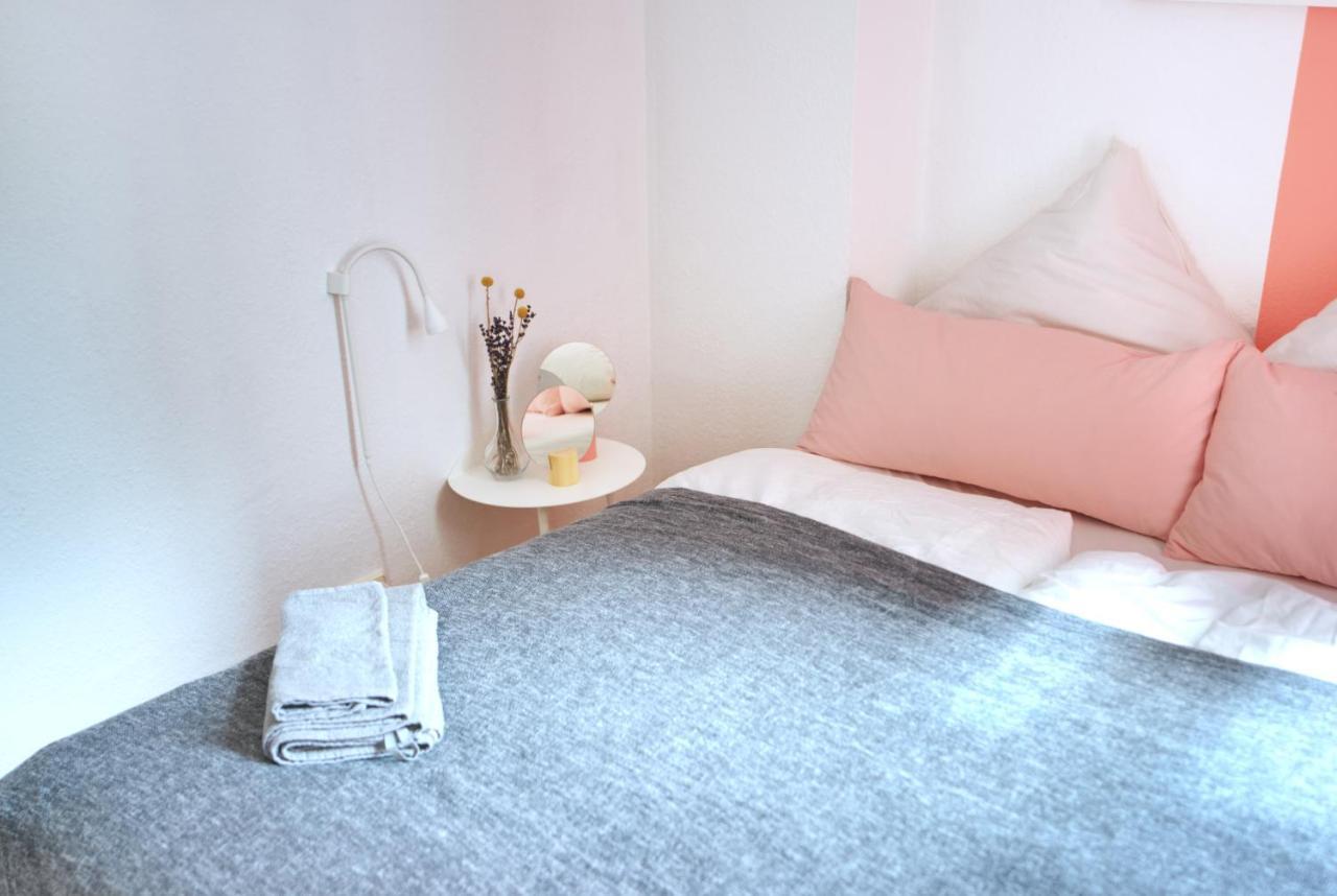 vonBehling Boutique Apartment mit 65zoll TV und Designerstücken Halle  Exterior foto