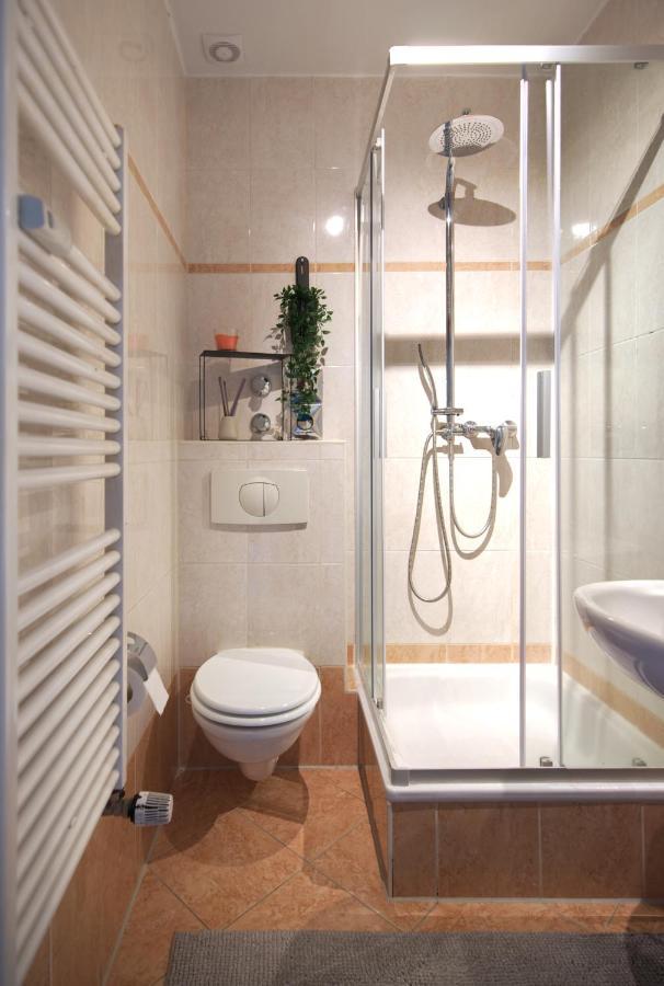 vonBehling Boutique Apartment mit 65zoll TV und Designerstücken Halle  Exterior foto